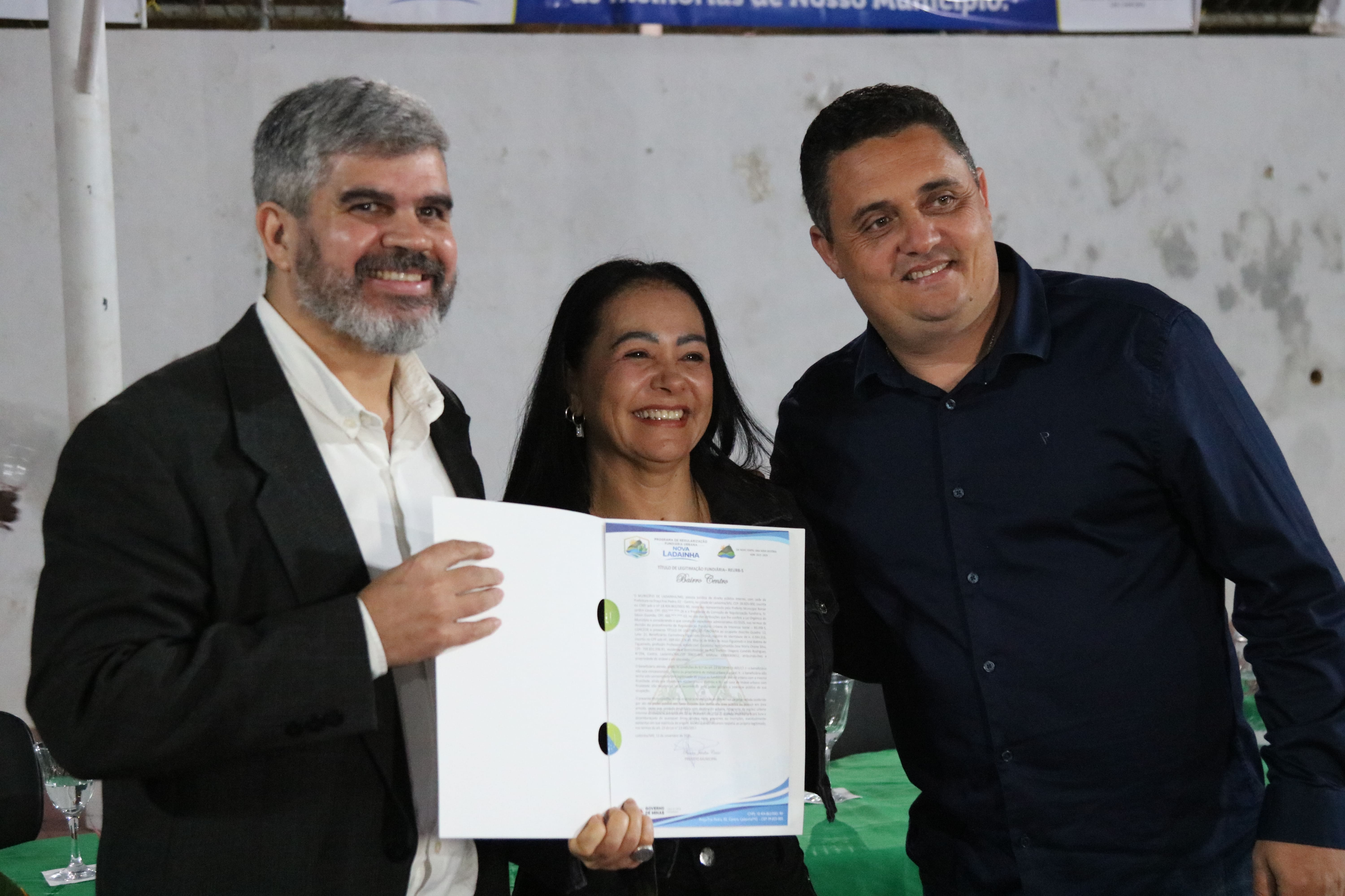 Mais de mil famílias da região dos Vales são beneficiadas com escrituras de propriedade entregues pelo Governo de Minas